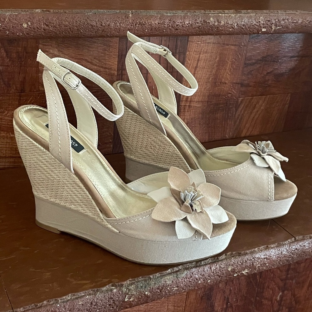 BHWM Rome Flower Nude Wedge Sandals Size 8.5